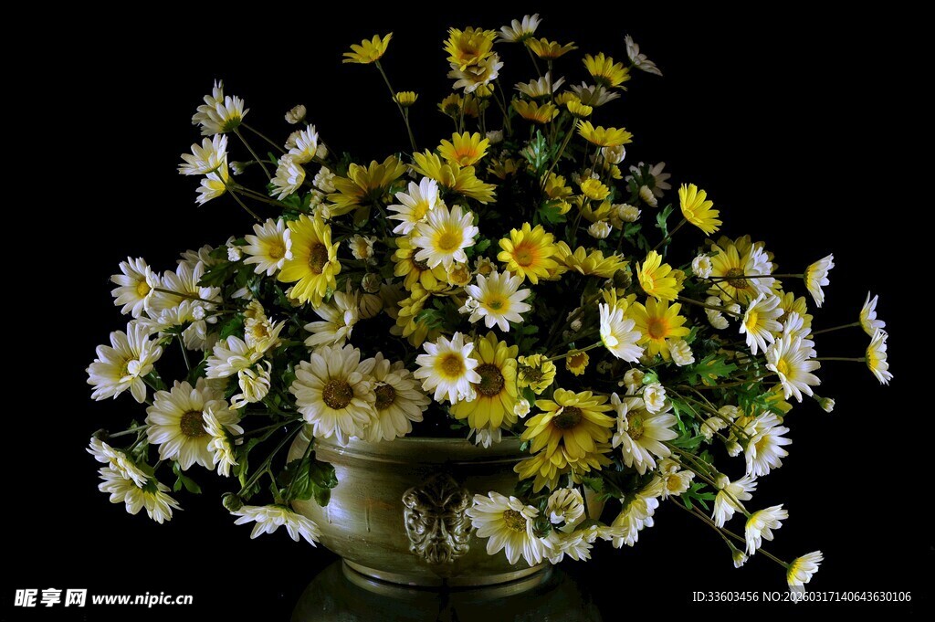 花瓶中的黄白菊花插花