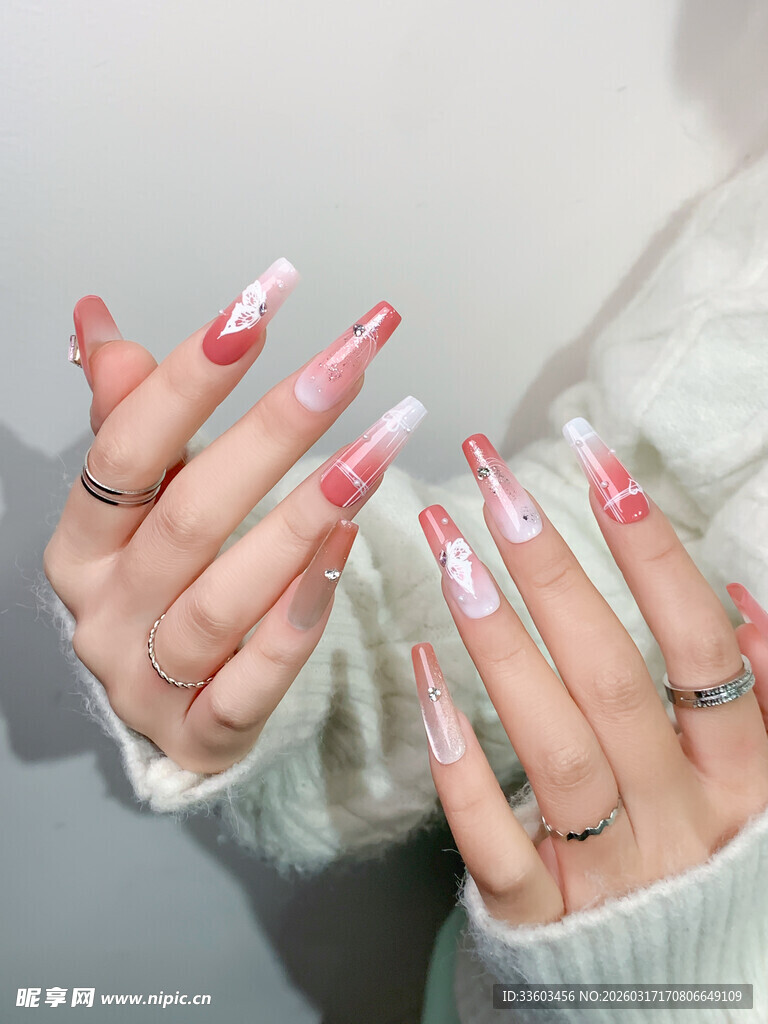 精致红白美甲手部特写