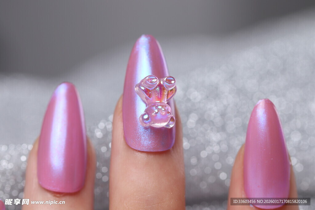 粉紫色美甲配精致蝴蝶装饰