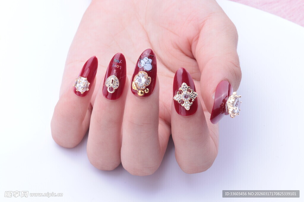 精致红色美甲手部特写