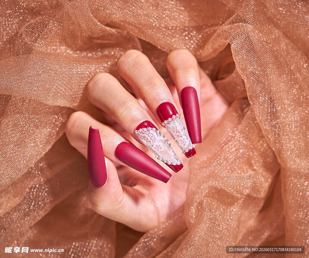 绚丽美甲展现指尖魅力