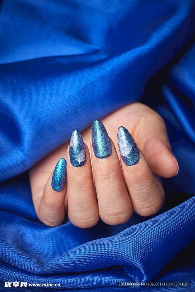 蓝色美甲特写