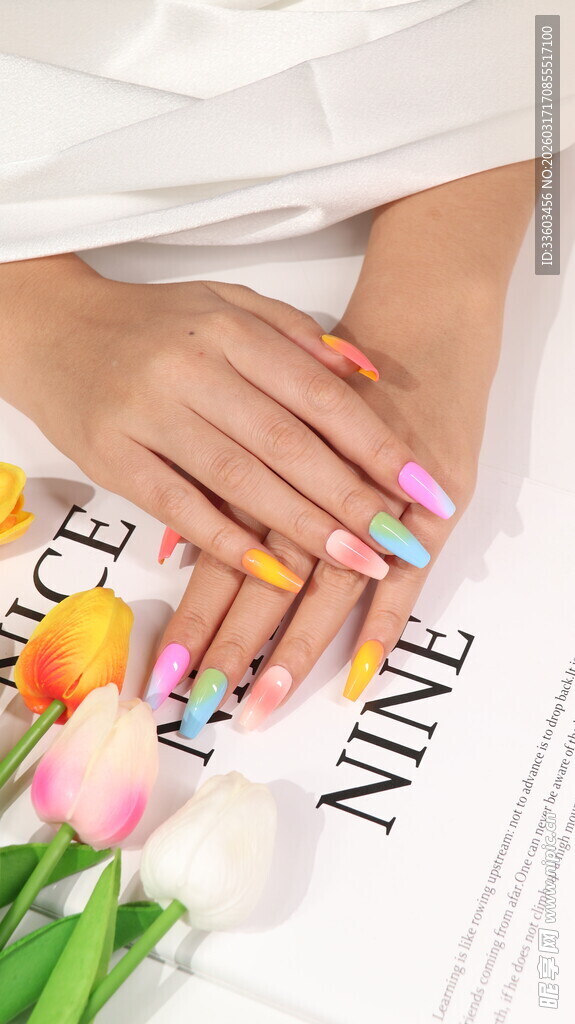 多彩美甲搭配鲜花装饰