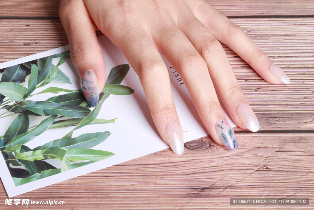 精致美甲搭配清新绿植