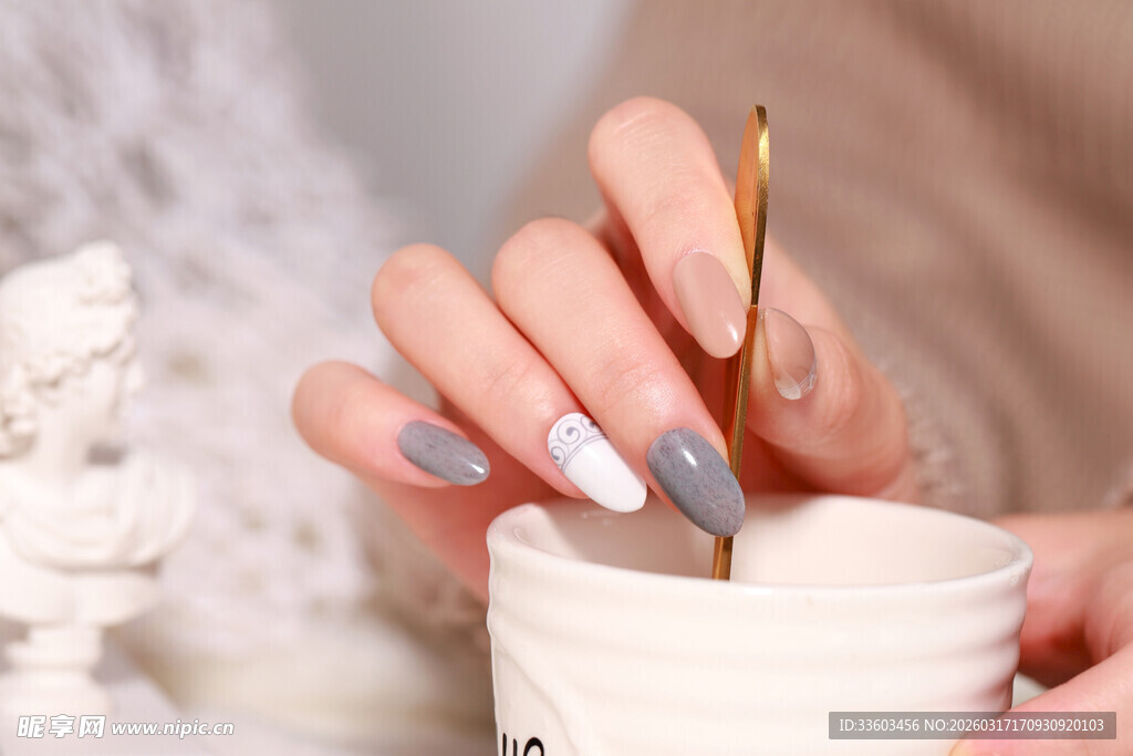 女性美甲操作瞬间