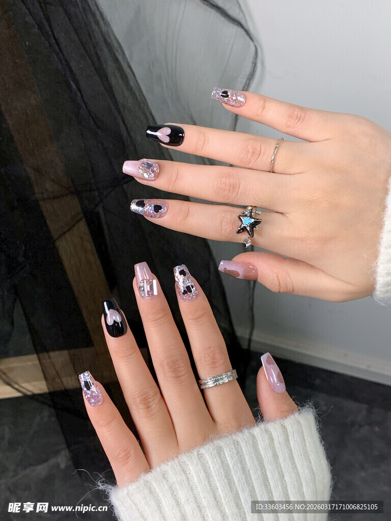 精致美甲搭配戒指展示
