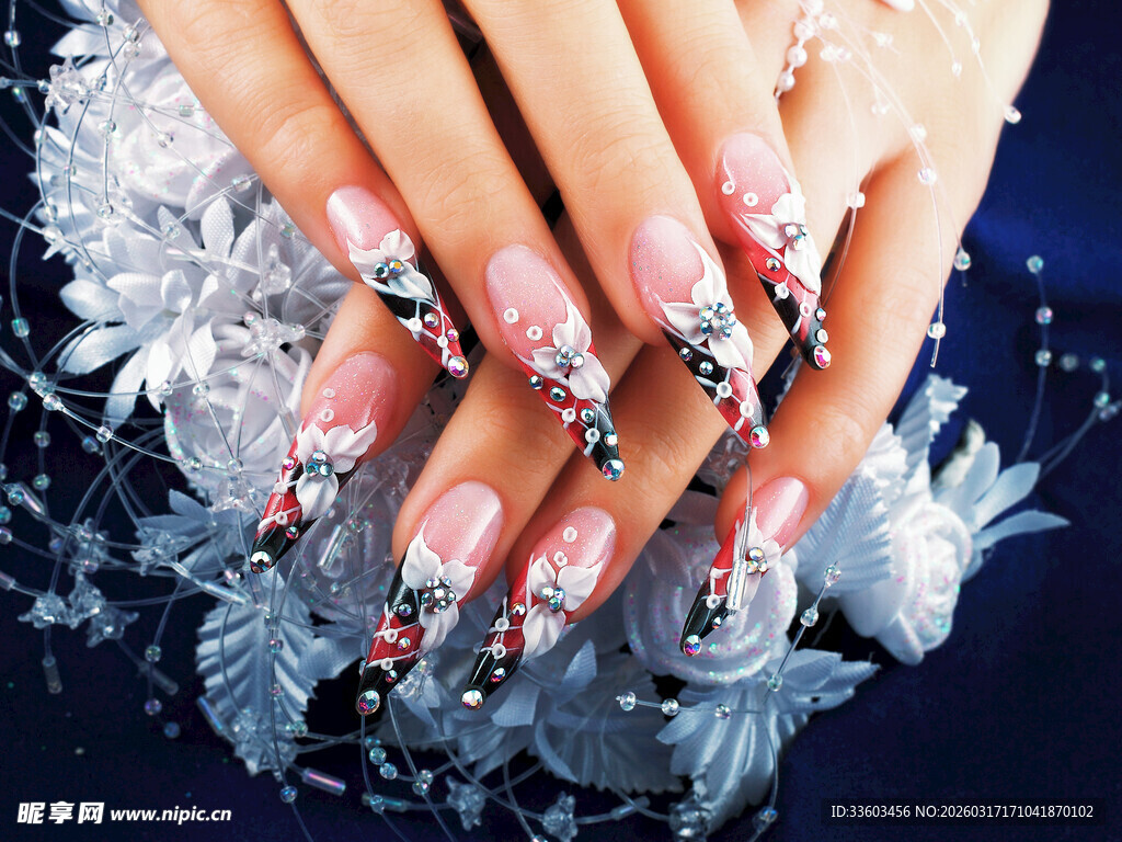 精致美甲搭配华丽装饰