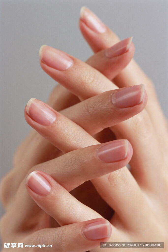 优雅裸色美甲手部特写