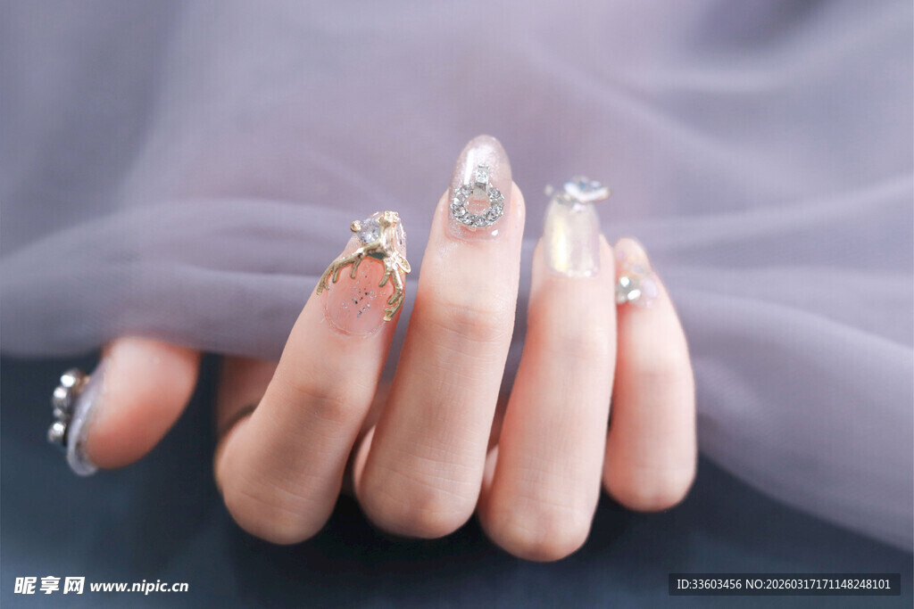 精致美甲展现手部优雅魅力