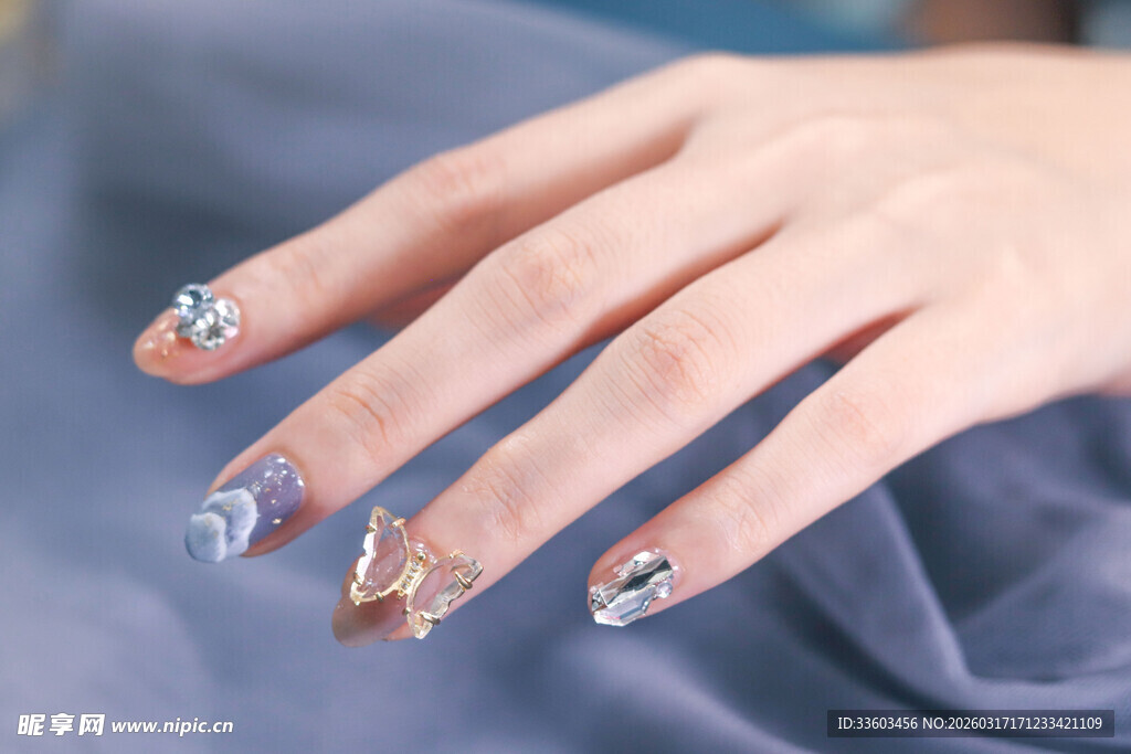 精致美甲展现手部魅力