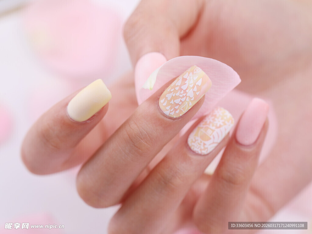 精致美甲展现优雅手部魅力