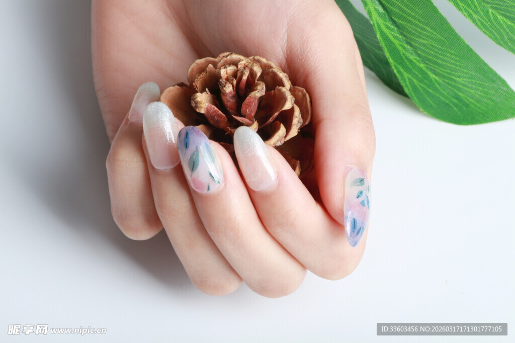 精致美甲搭配松果装饰