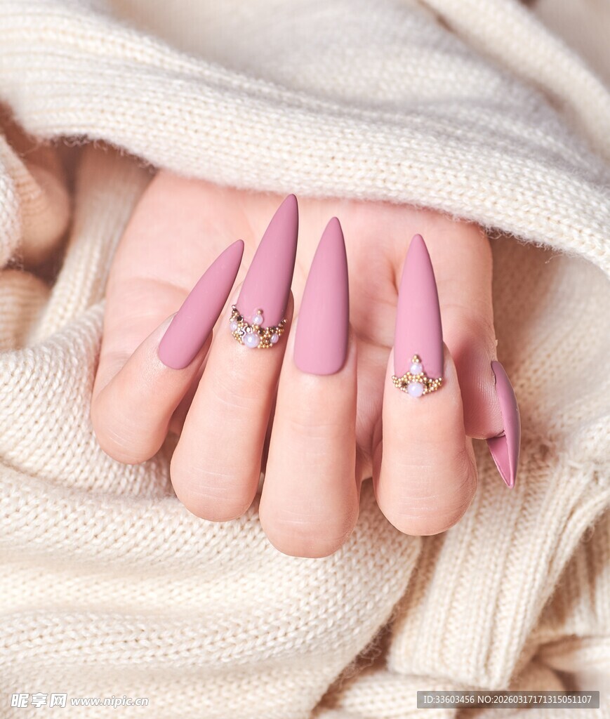 粉色尖形美甲精致迷人