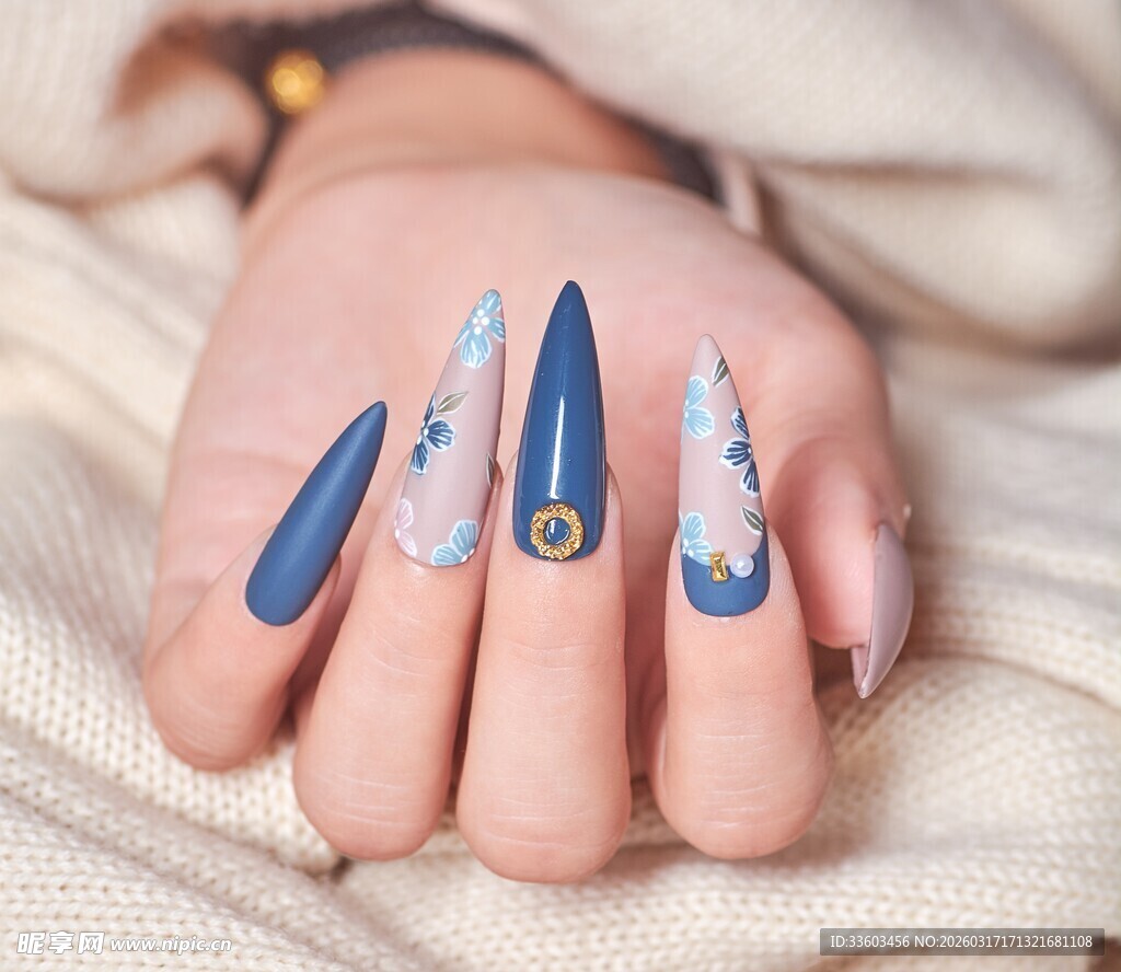 蓝白美甲展现精致手部艺术