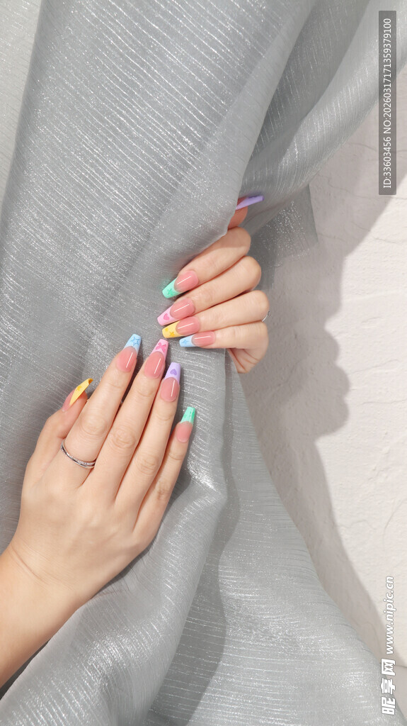 多彩美甲手部特写