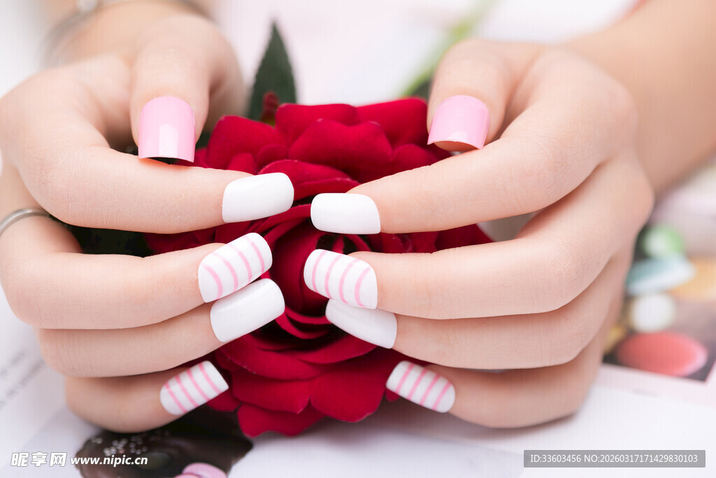 精致美甲与娇艳红玫瑰