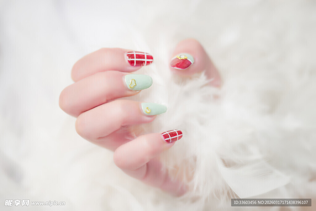多彩美甲搭配毛绒质感