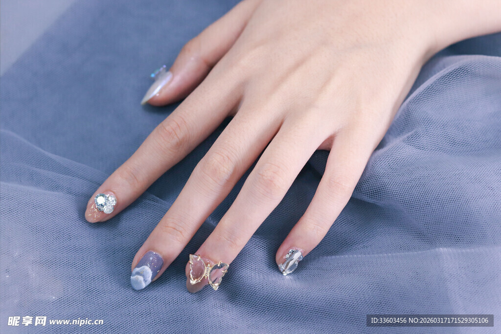 精致美甲的女性手部特写