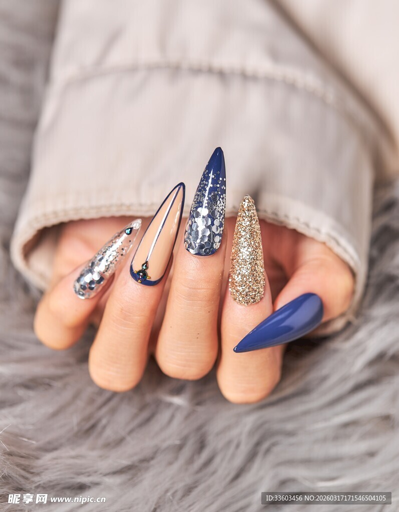 蓝银美甲尽显个性时尚