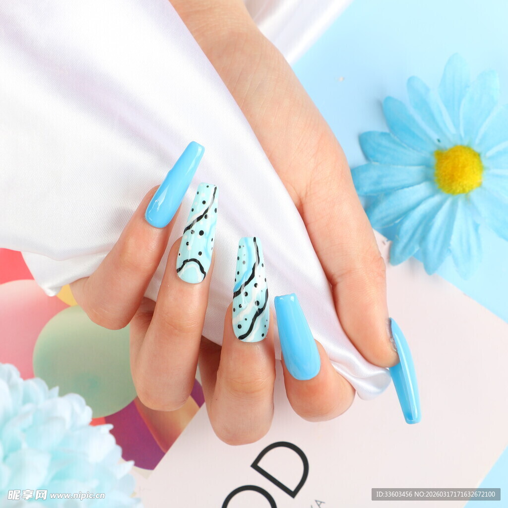 蓝色美甲搭配精致花纹