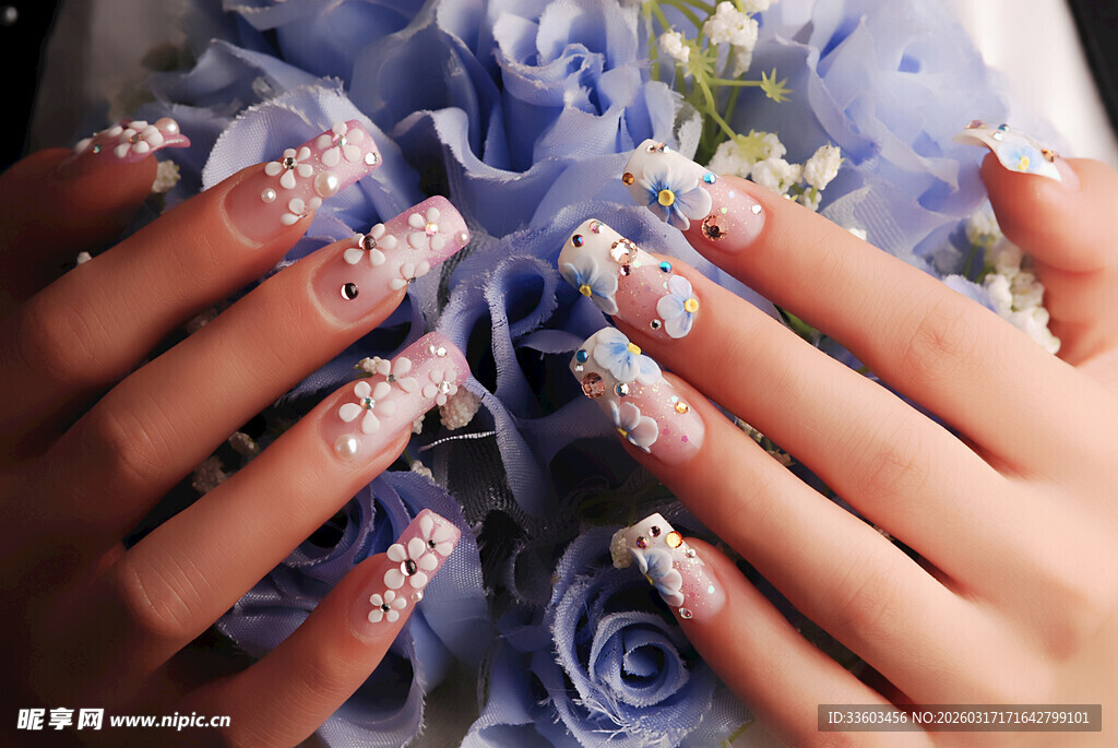 精致蓝调美甲与花卉搭配