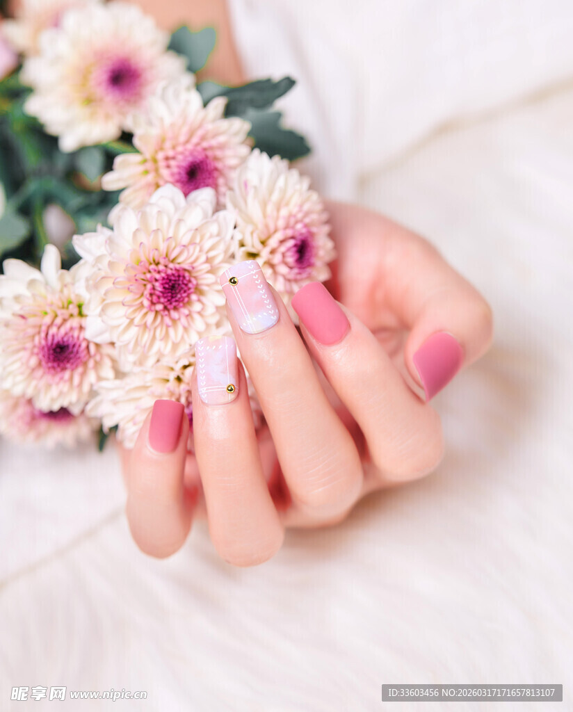 美甲搭配鲜花的精致手