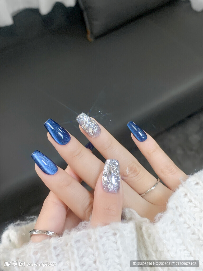 时尚蓝银美甲特写