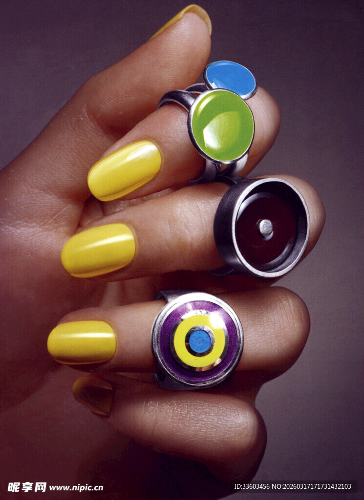 多彩创意美甲配个性戒指