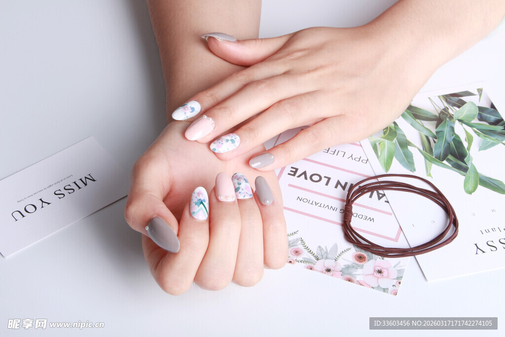 精致美甲手部特写展示