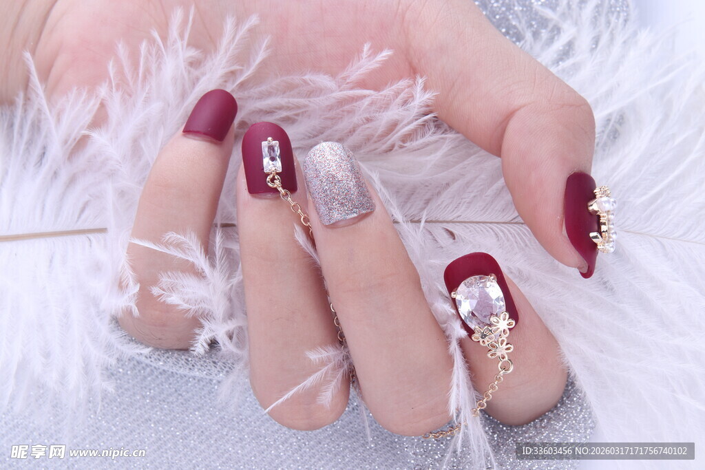 酒红色美甲搭配闪亮装饰