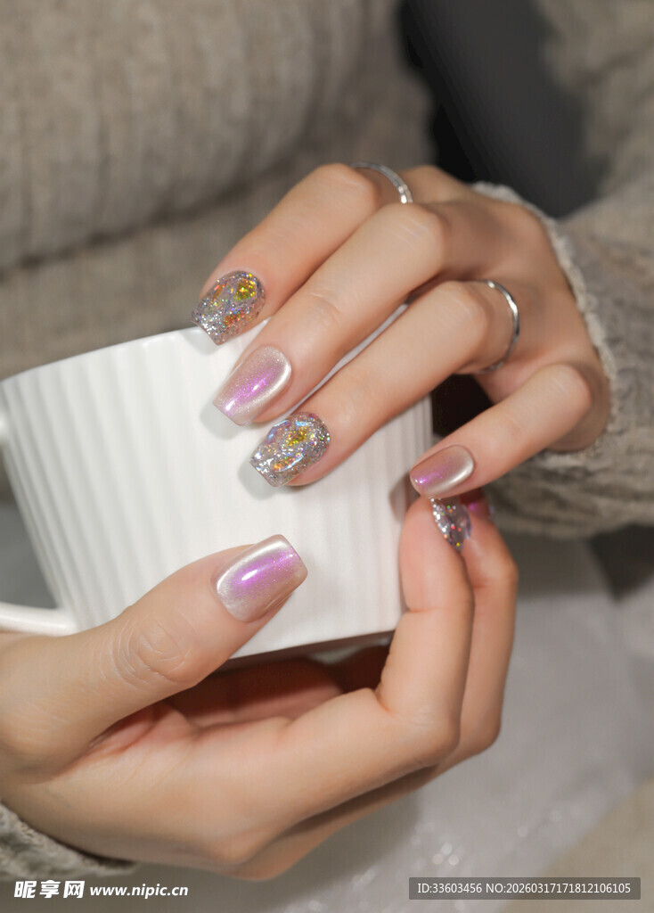 精致美甲搭配手部特写