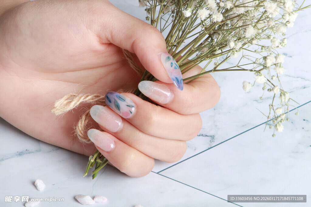 精致美甲搭配干花装饰