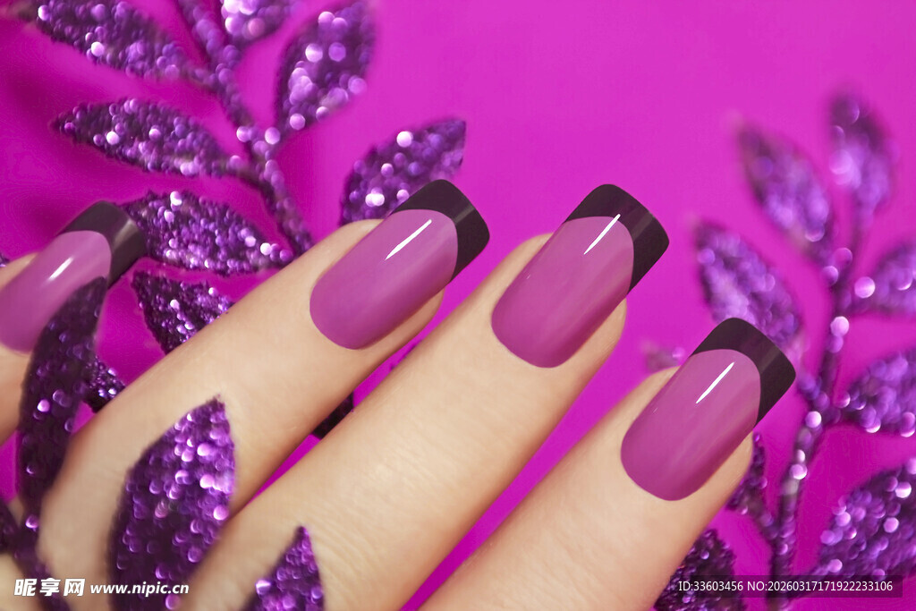 紫色美甲搭配闪亮装饰