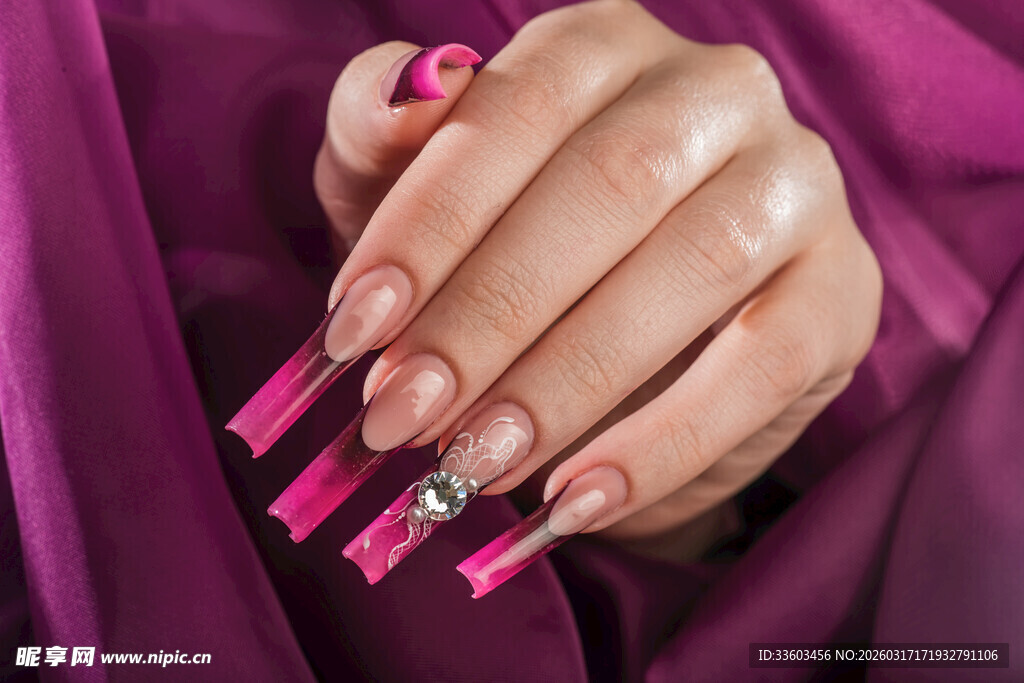 时尚粉色长款美甲展示