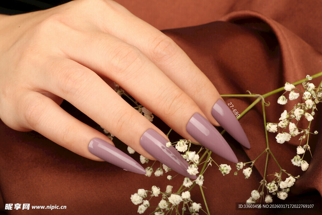 紫色尖形美甲与白色小花