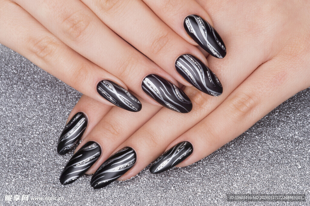 炫酷黑银条纹美甲