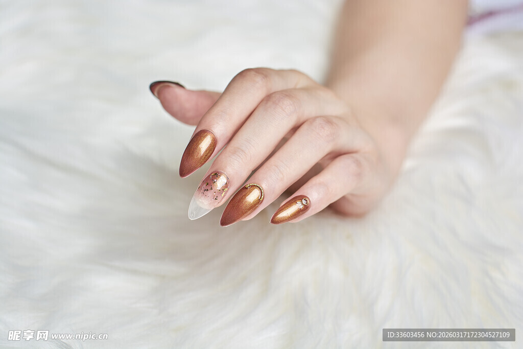 金色美甲的女性手部特写