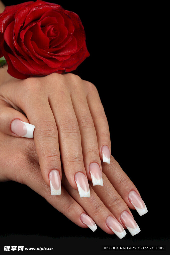 优雅美甲配娇艳红玫瑰