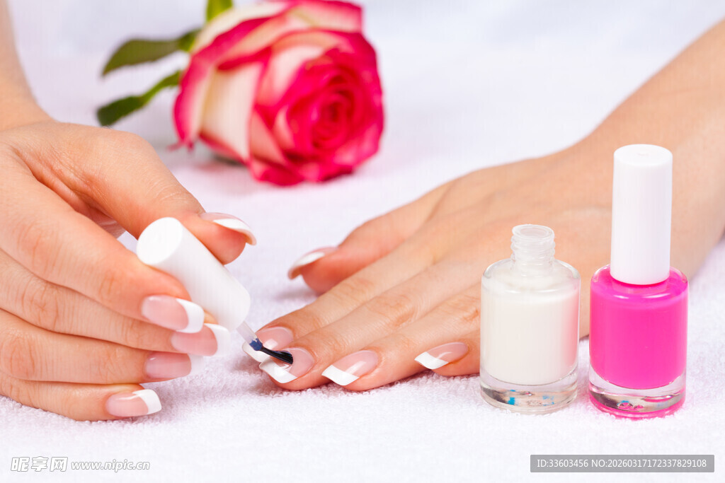 女性美甲过程与美甲用品