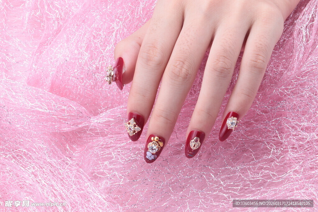 精致美甲的女性手部特写