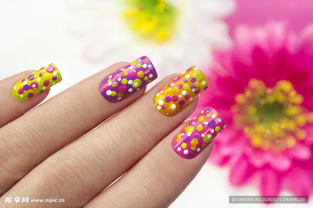 多彩美甲搭配绚丽花朵