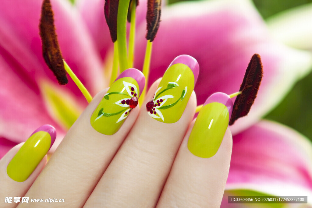 荧光绿美甲搭配艳丽花卉