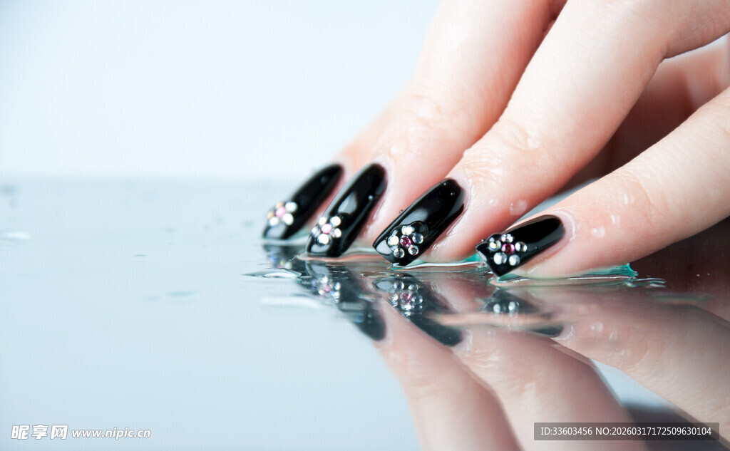 精致黑底花纹美甲展示