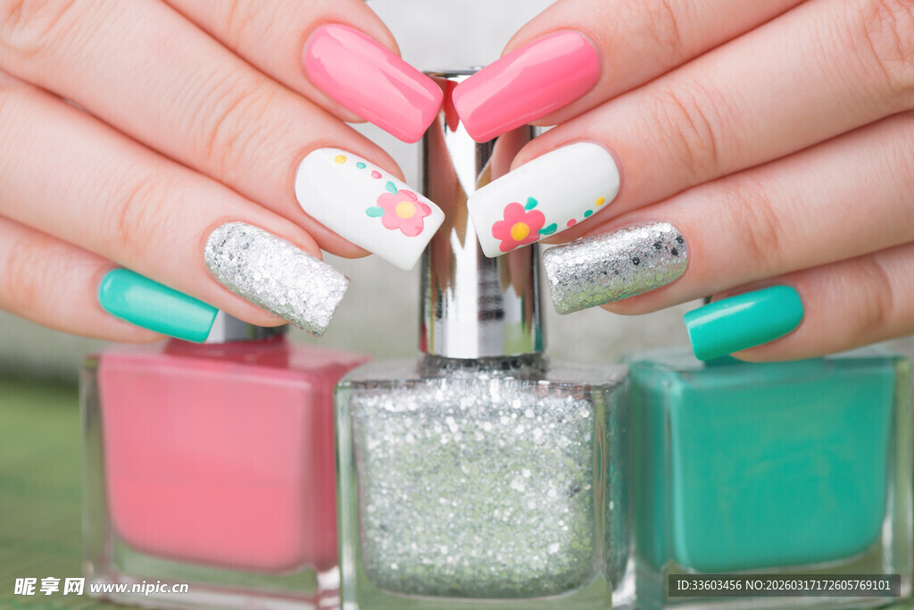 多彩美甲与指甲油展示