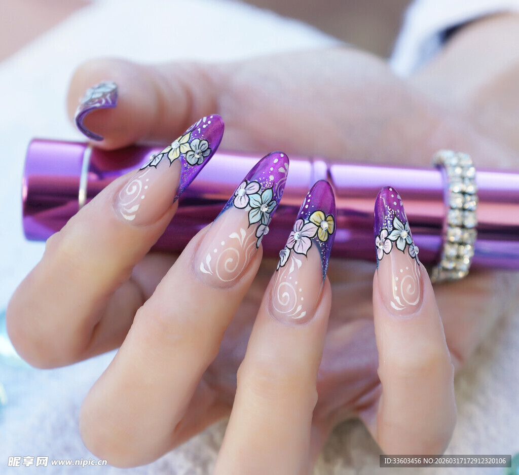 炫彩美甲手持紫色物件