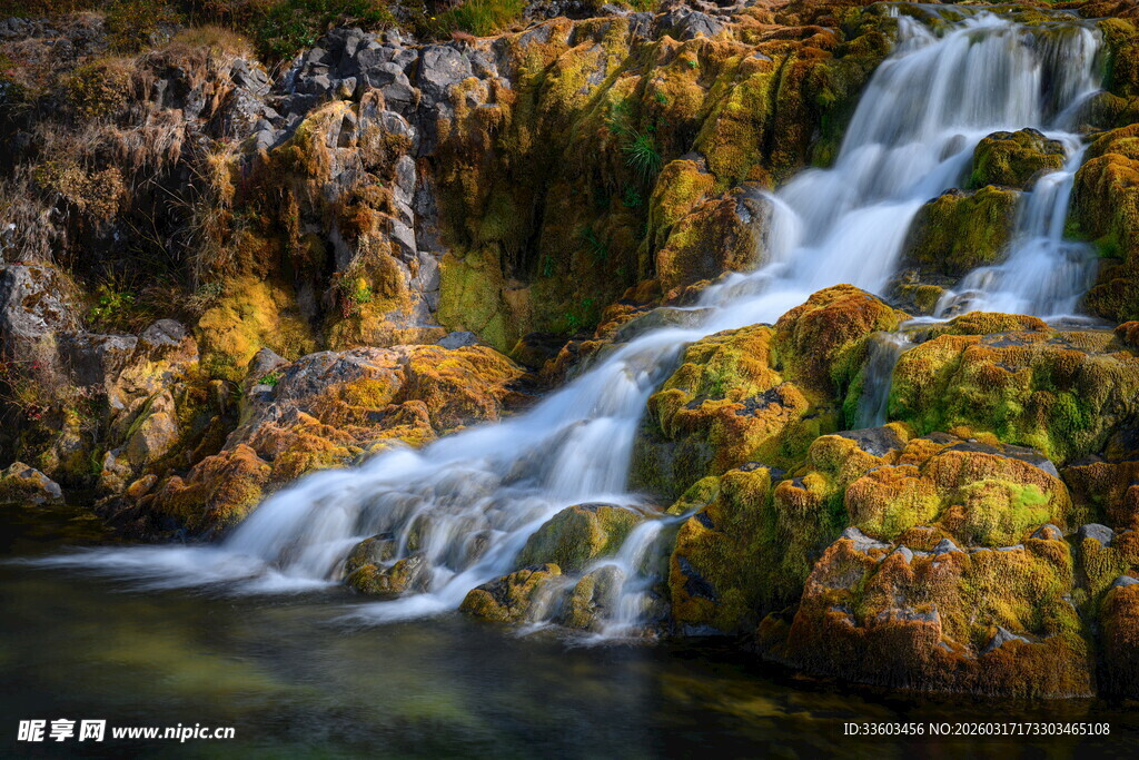 山间溪流瀑布自然美景