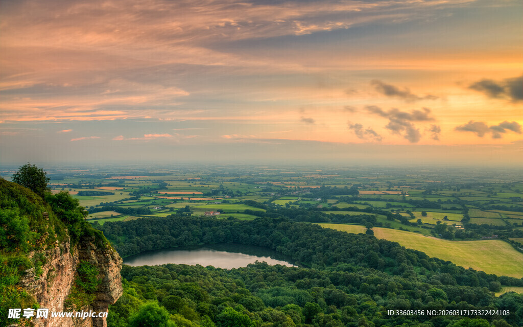 悬崖畔的壮美田园风光