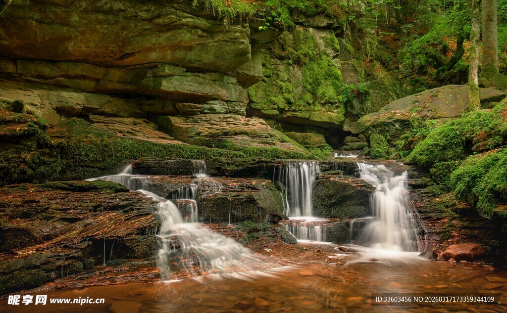 山间溪流瀑布自然美景