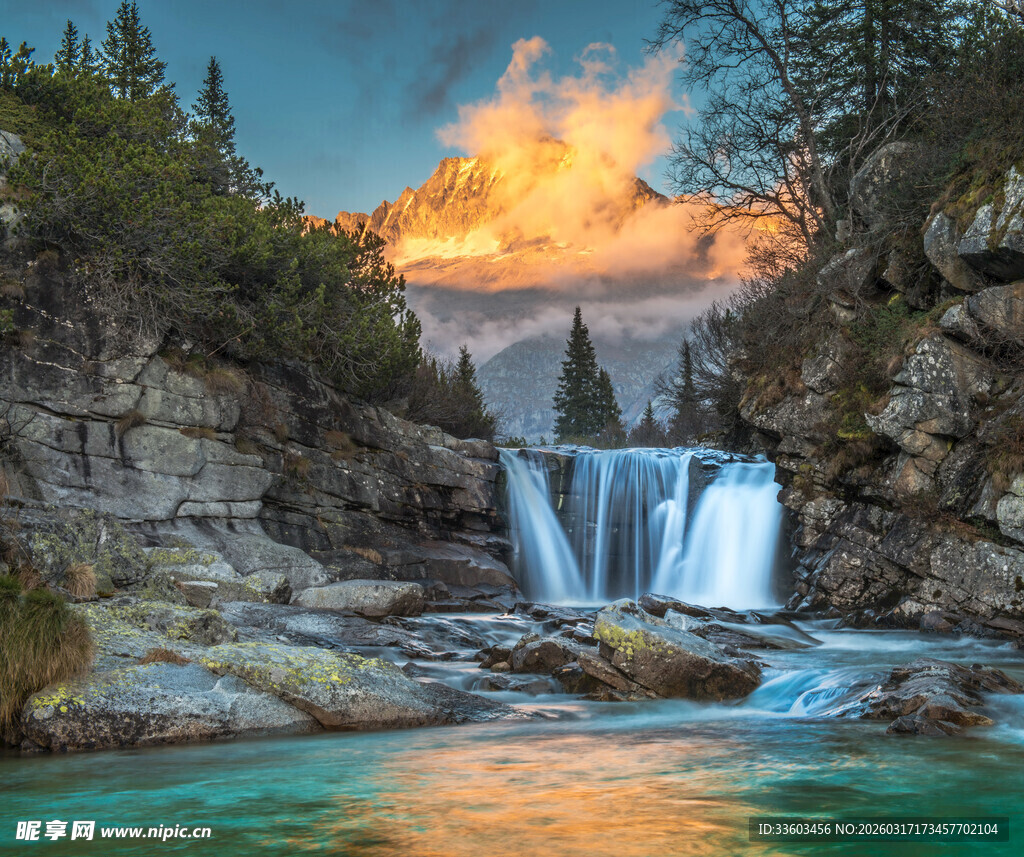 山间壮丽瀑布与绚烂霞光