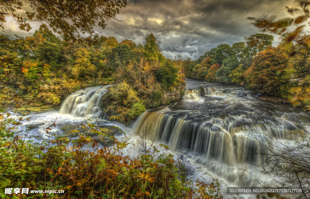 秋日壮丽瀑布自然美景